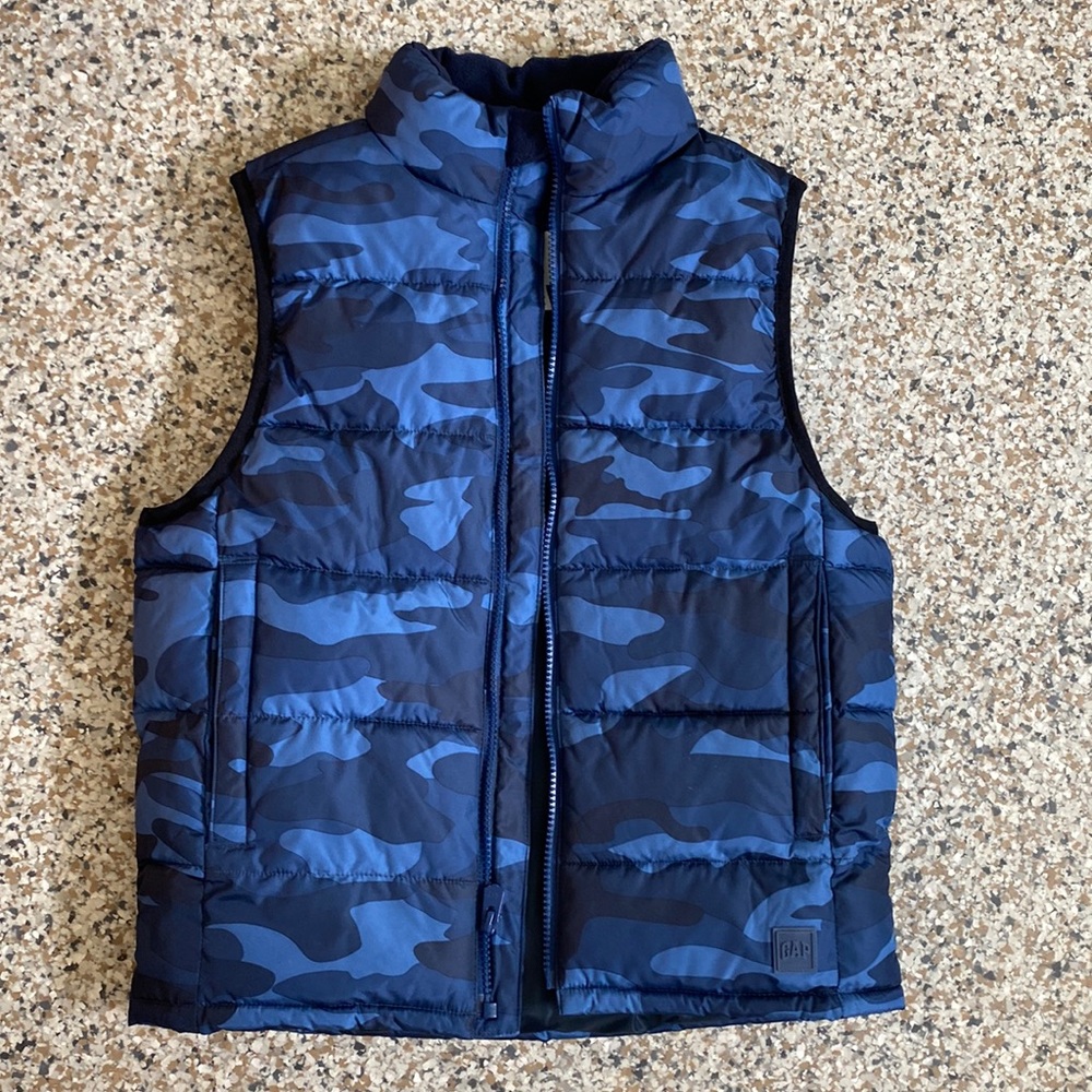 Gap youth puffer vest size medium.